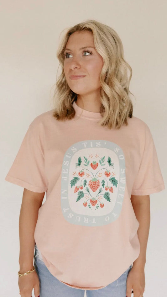 Tis So Sweet Strawberry Faith Tee – Peach Christian Graphic T-Shirt (S–2XL)
